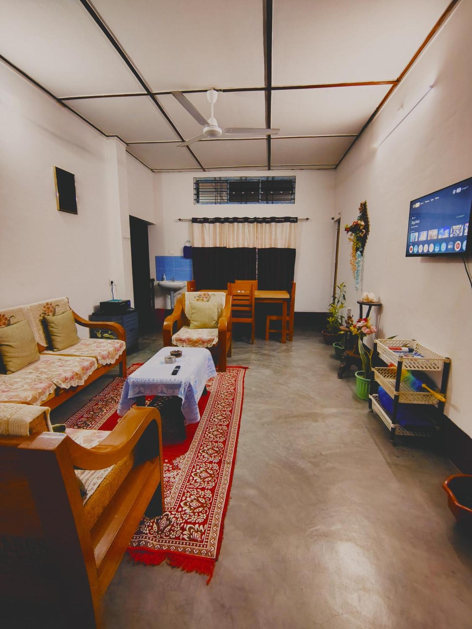 Gayatri Homestay Дибругар Екстериор снимка